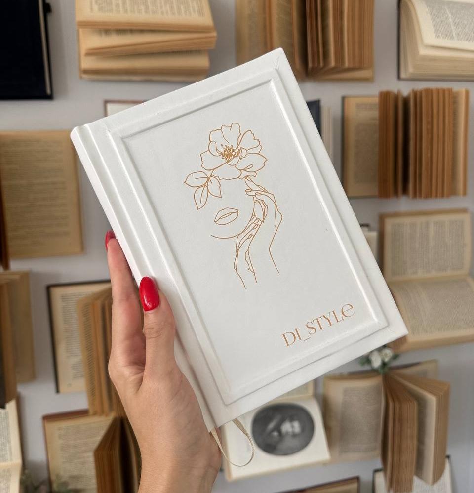 Именной женский ежедневник с силуэтом девушки