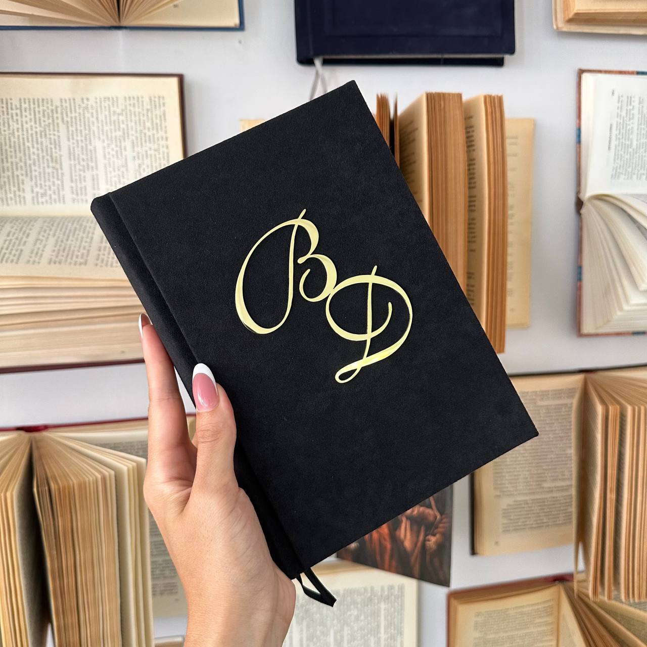 Именной ежедневник из алькантары с латунными инициалами