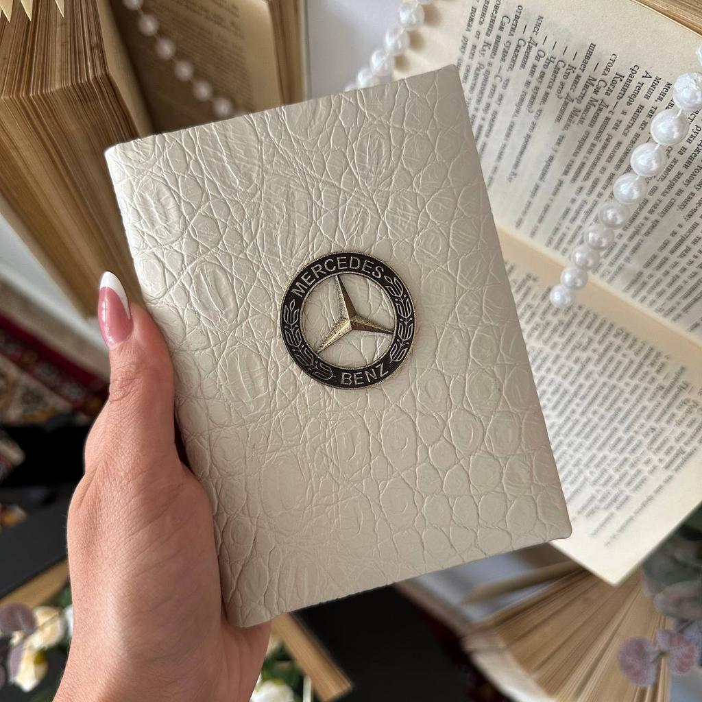 Обложка на автодокументы Mercedes в молочной коже РЕПТИЛИЯ