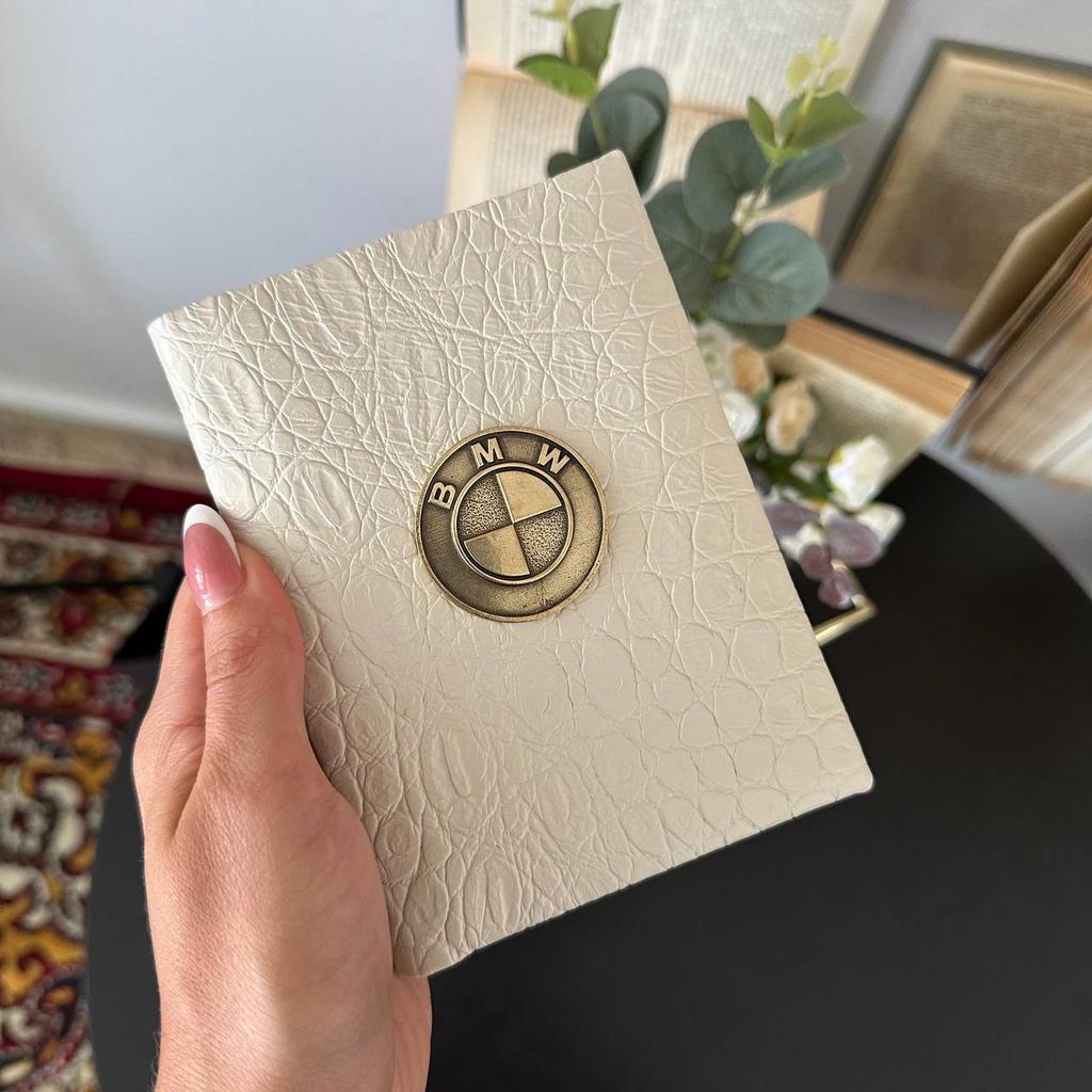 молочная обложка на автодокументы с эмблемой BMW