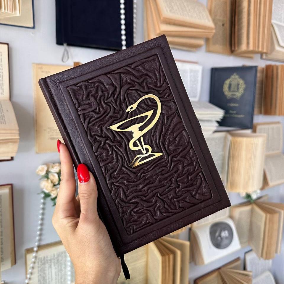 Ежедневник из натуральной кожи с металлической эмблемой "Чаша со змеёй" на обложке. Стильный и профессиональный дизайн.