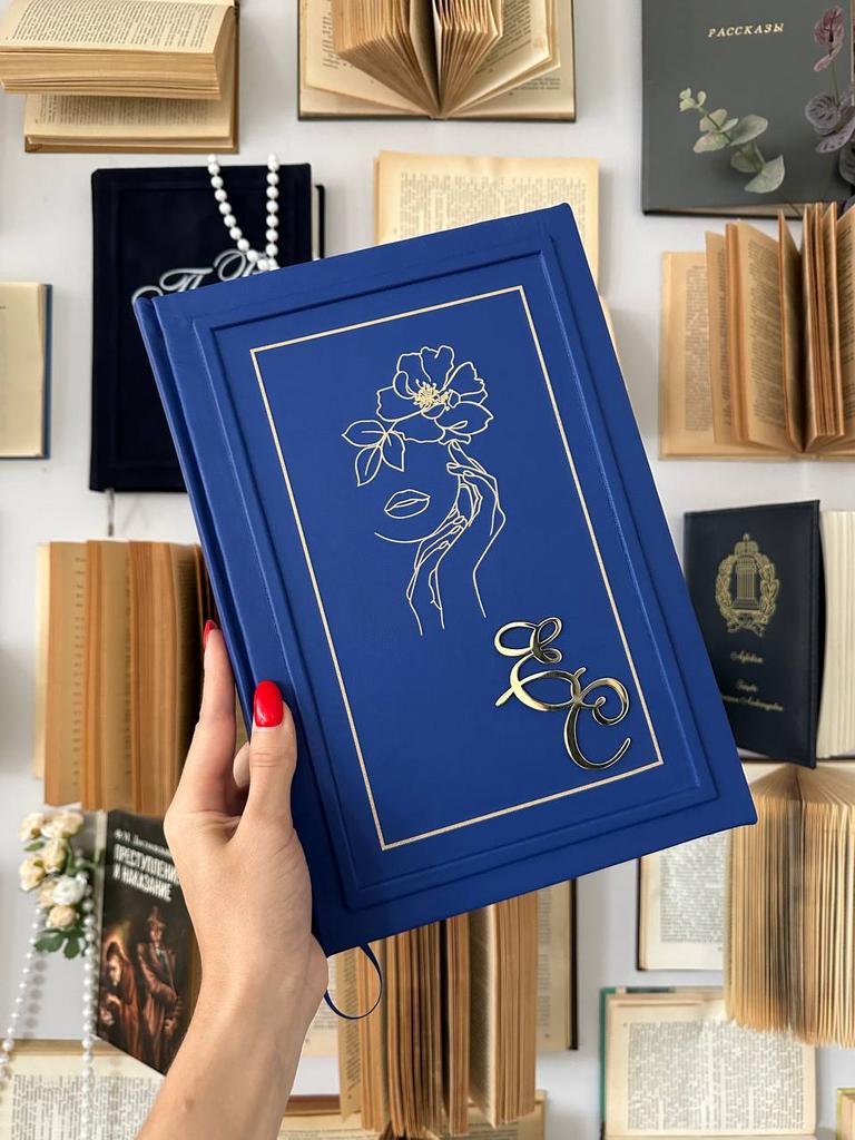 Именной ежедневник формата А4 — стильный подарок или деловой аксессуар с металлическими инициалами и золотым обрезом.