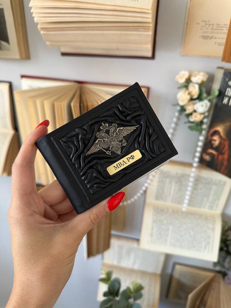 Обложка для удостоверения МВД с жатой вставкой и гравированным шильдом — надёжное решение для служебного удостоверения. Износостойкий материал, точная гравировка, индивидуальное исполнение.