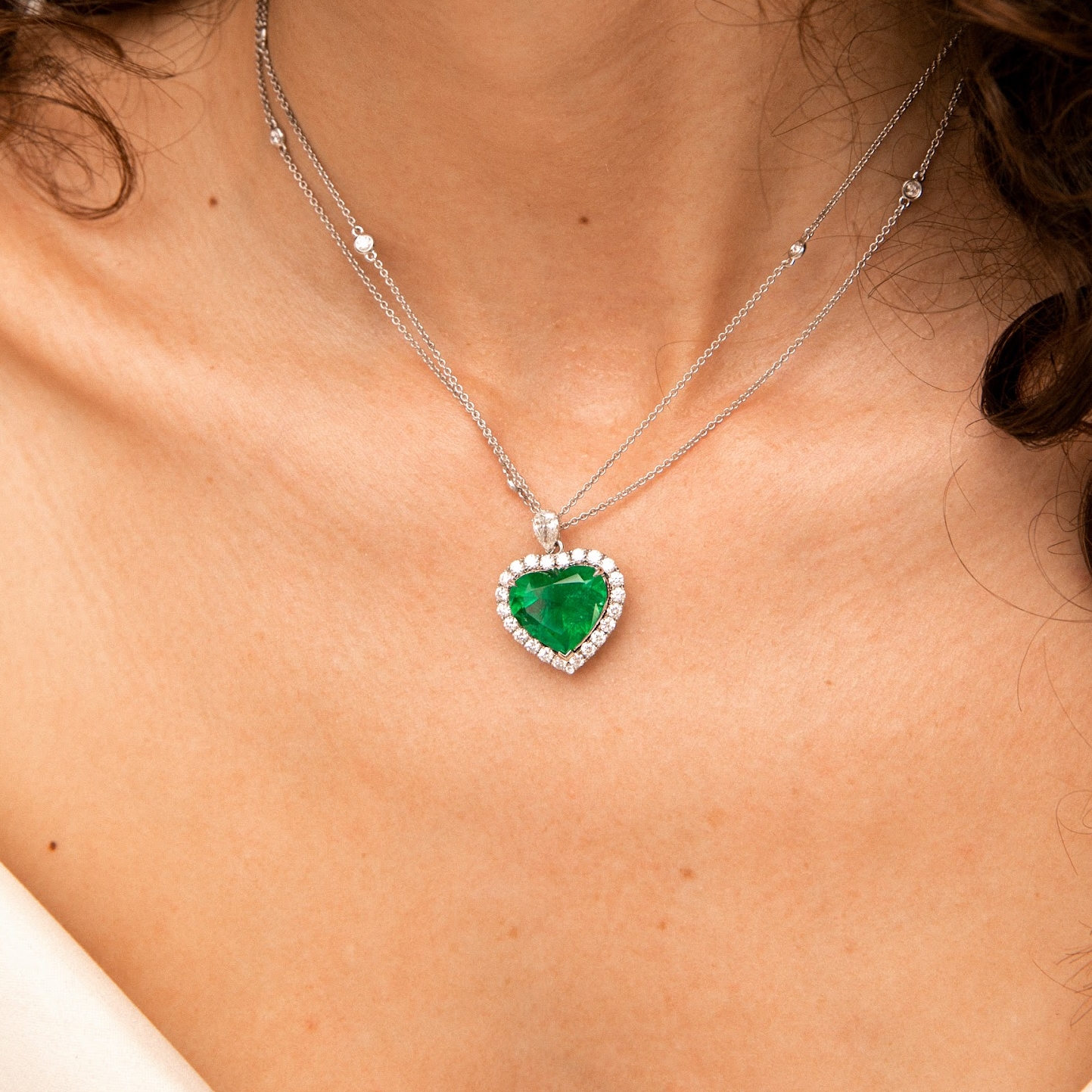 Ожерелье с изумрудом в огранке сердце с бриллиантами