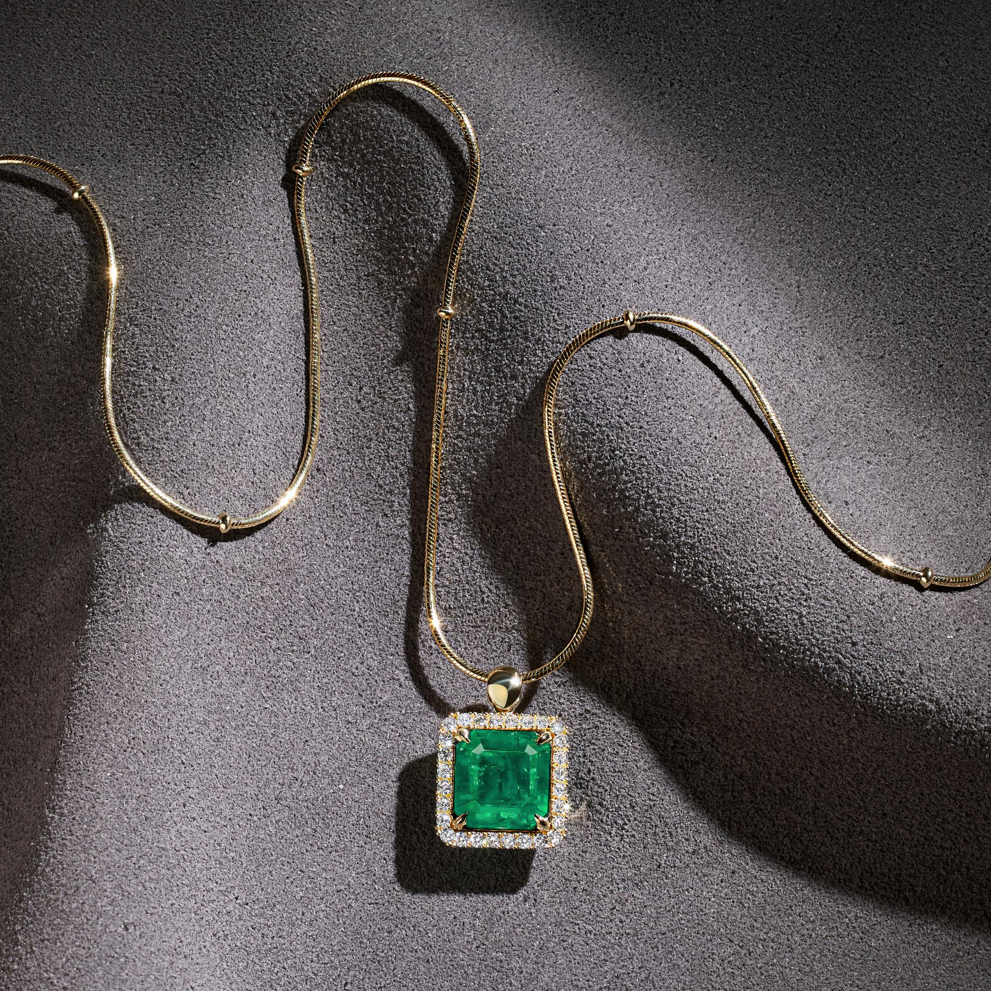 Кулон с изумрудом в бриллиантовой окантовке