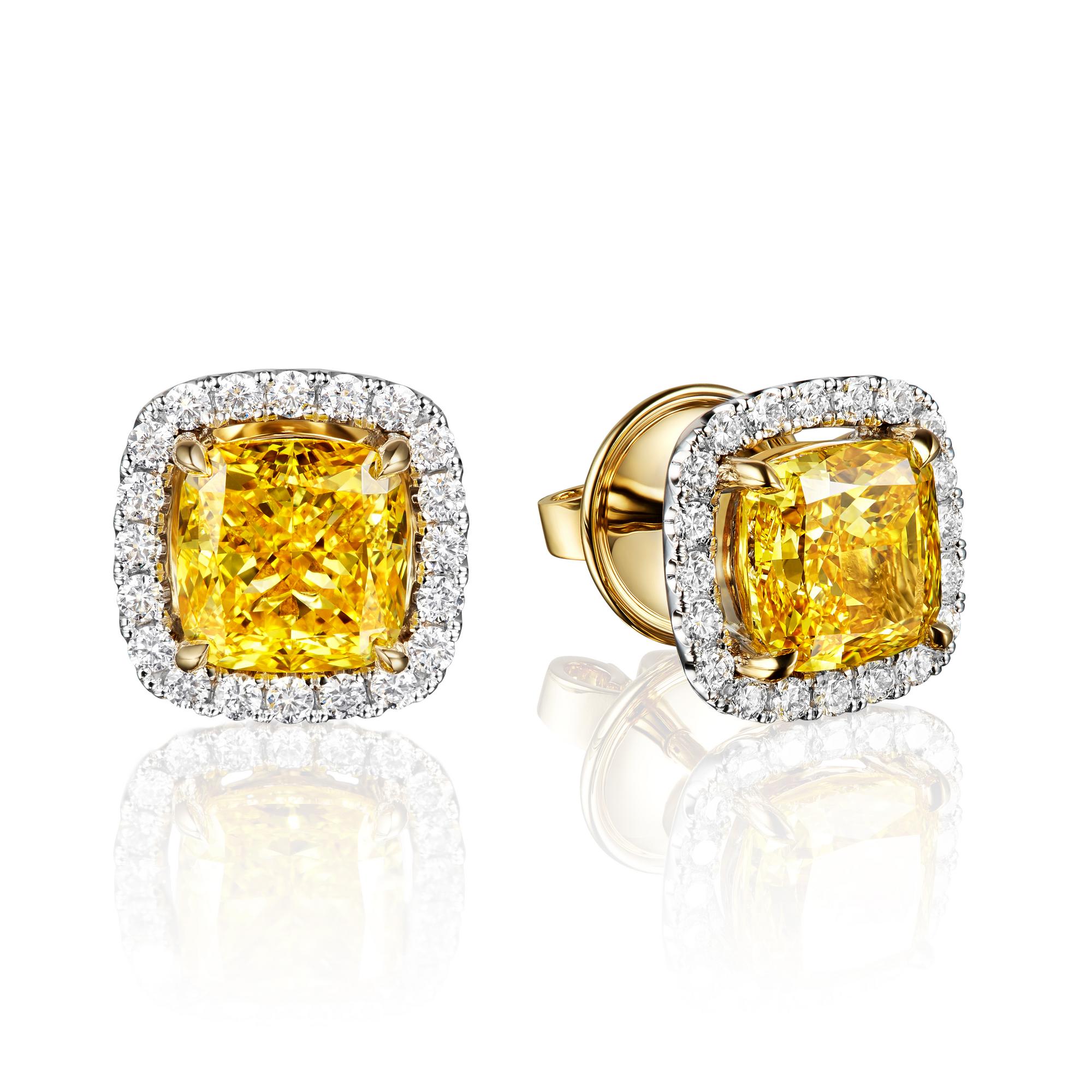 Серьги пусеты с желтыми бриллиантами и бриллиантовой окантовкой
