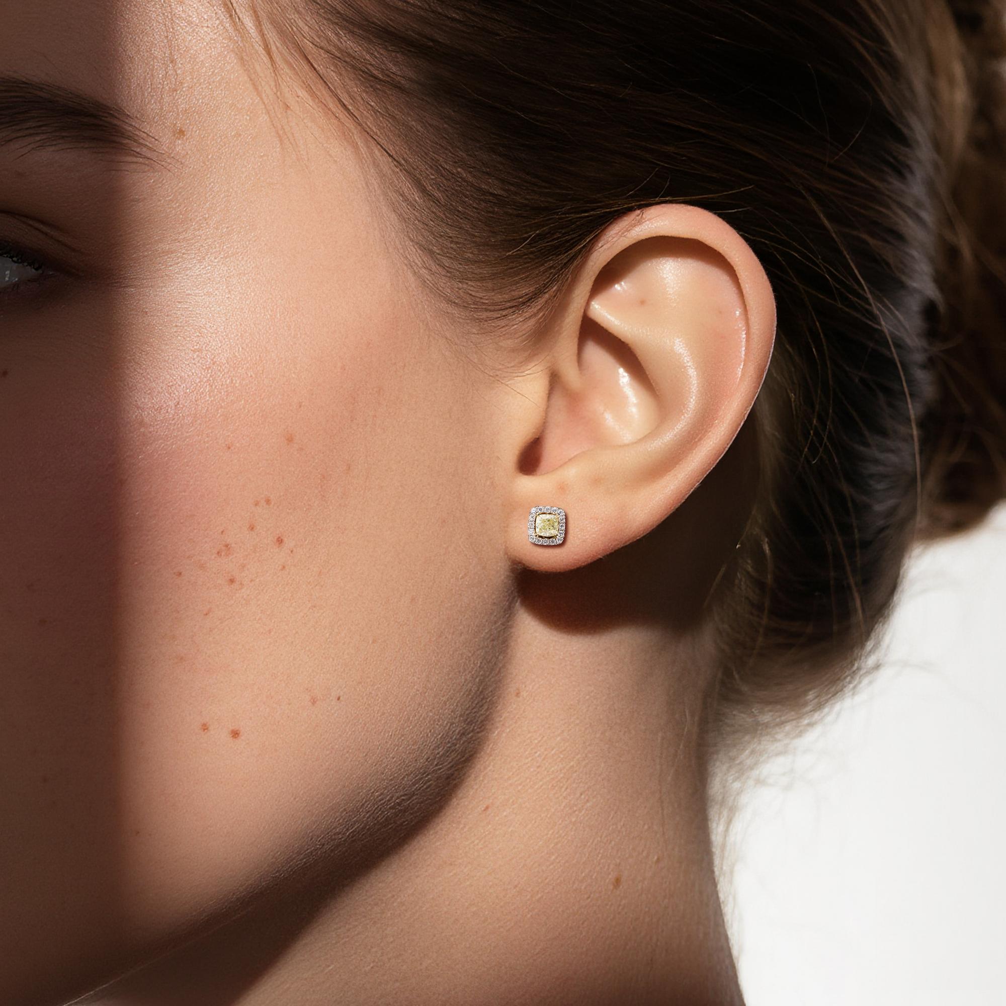 Серьги пусеты с желтыми бриллиантами 0.81 кт. и окантовкой