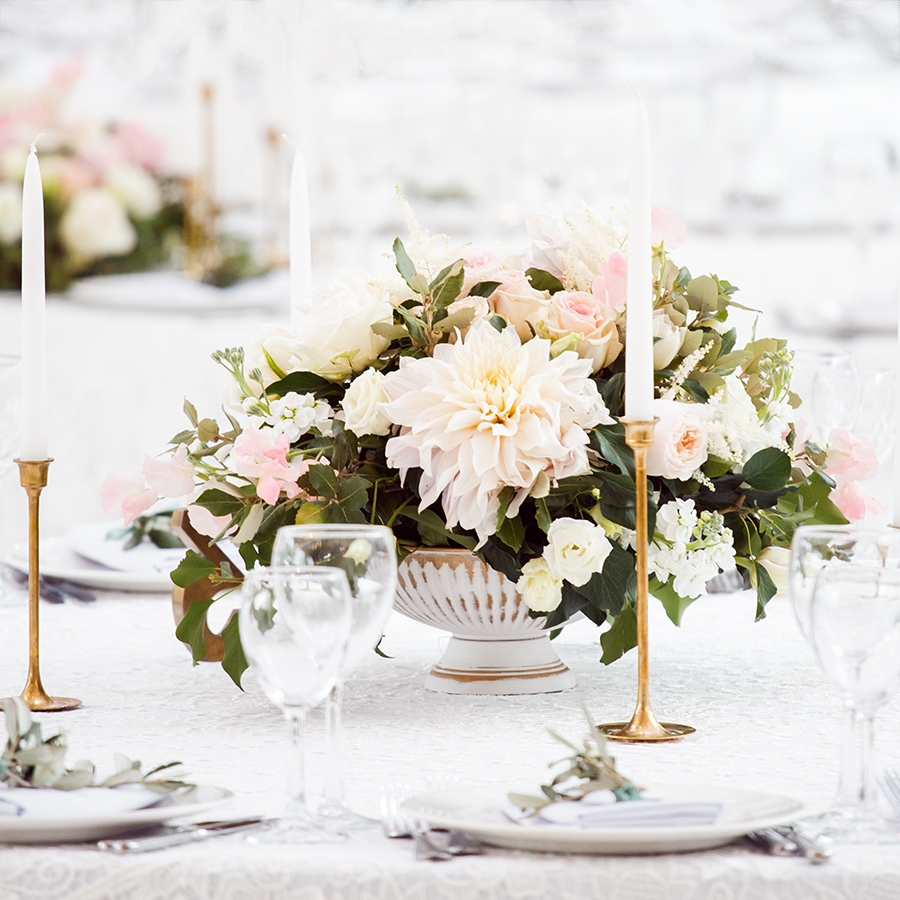 Белая ваза на ножке с золотой патиной (Н-11,5 см)