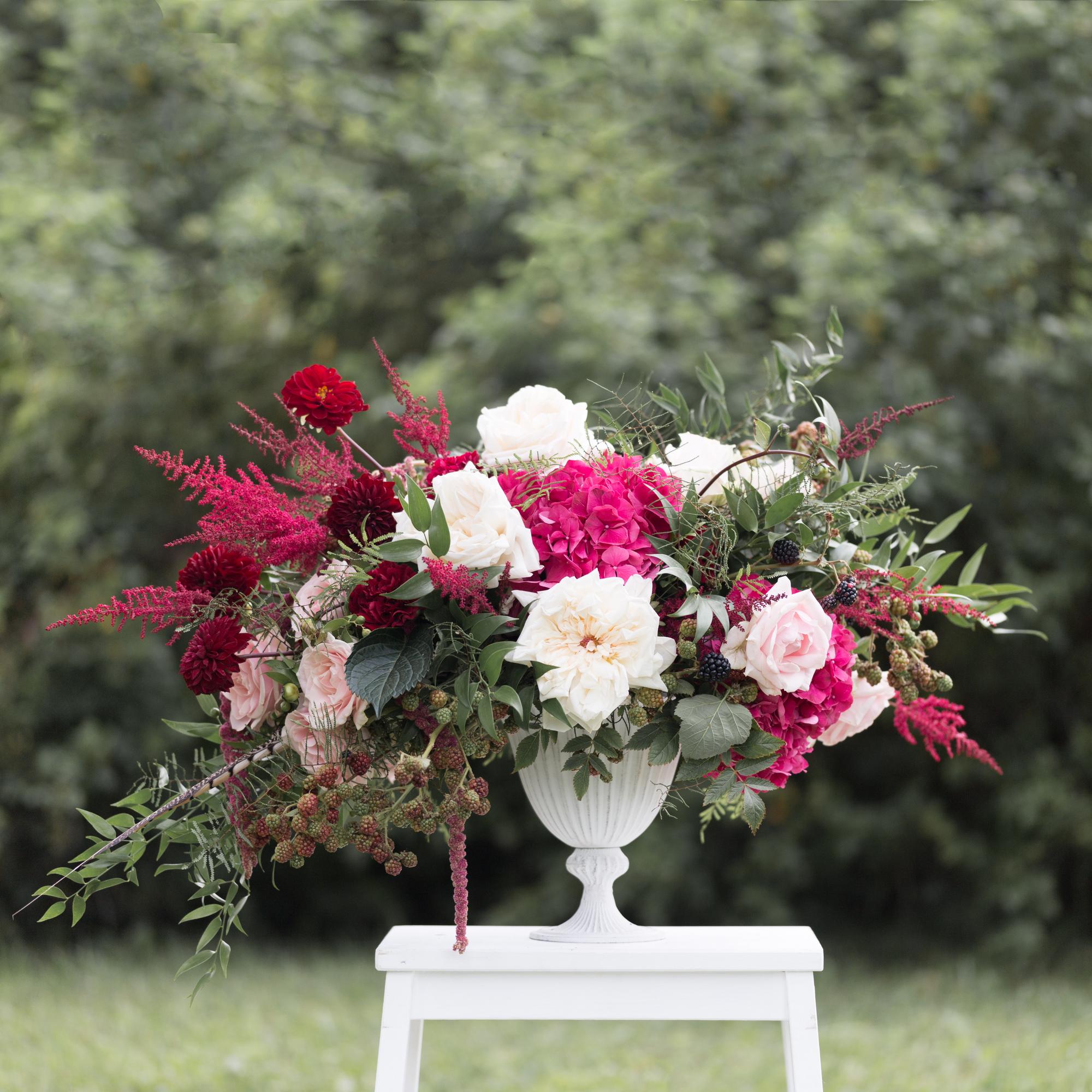 Большая белая ваза на ножке с патиной (Н-20,5 см)