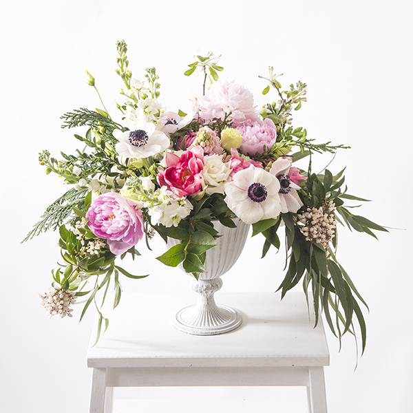 Белая ваза на ножке с патиной (Н-16,5 см)