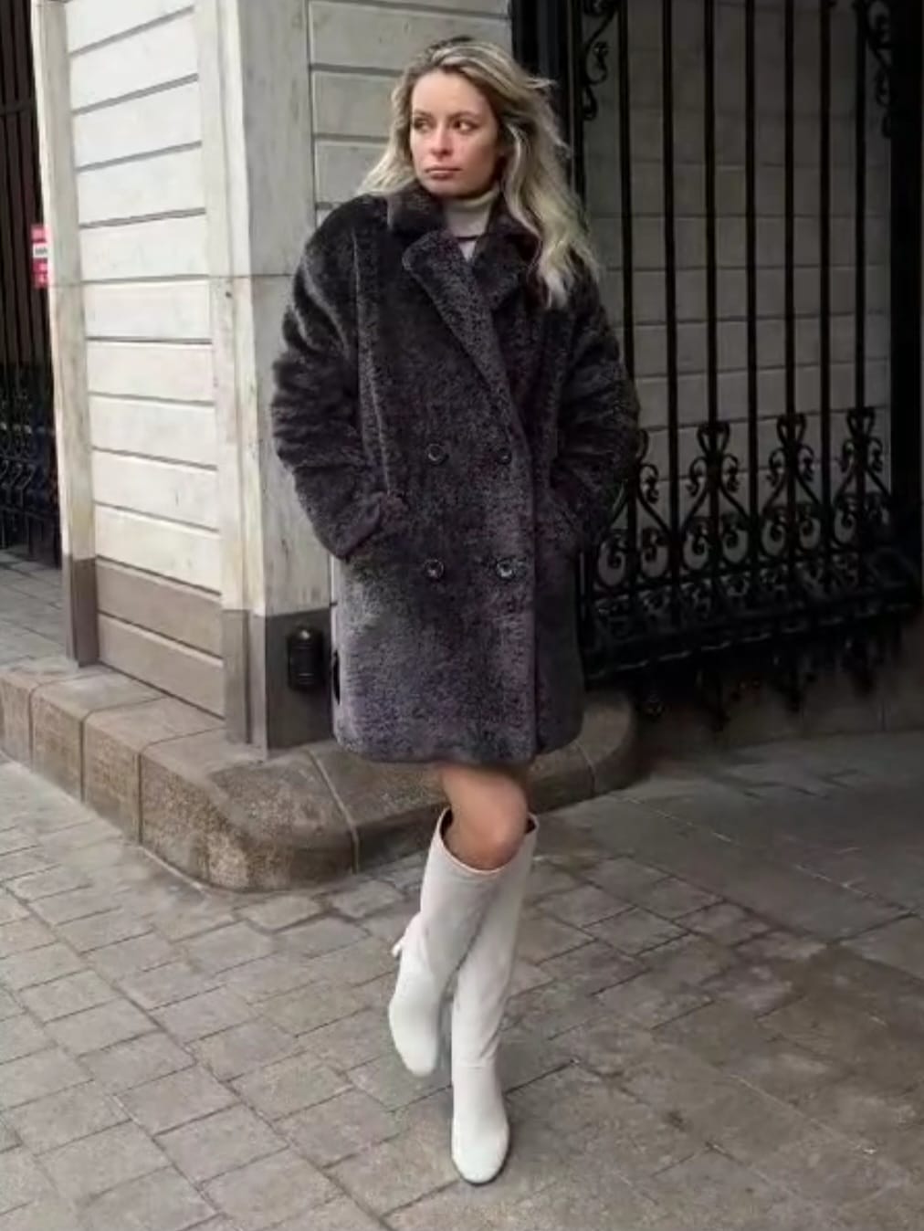 Пальто Экошуба Модель Max Mara Астраган Графит