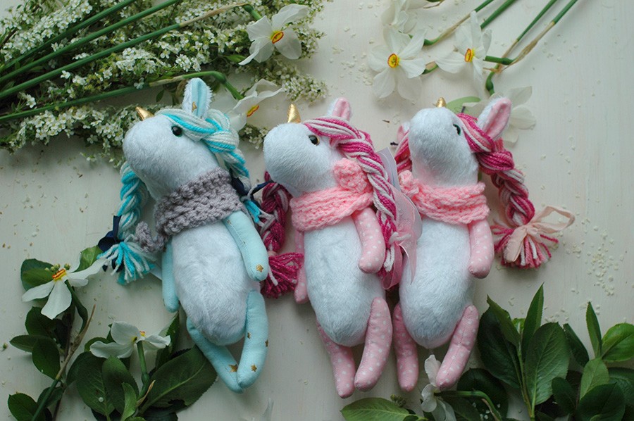 Маленькие белые единороги