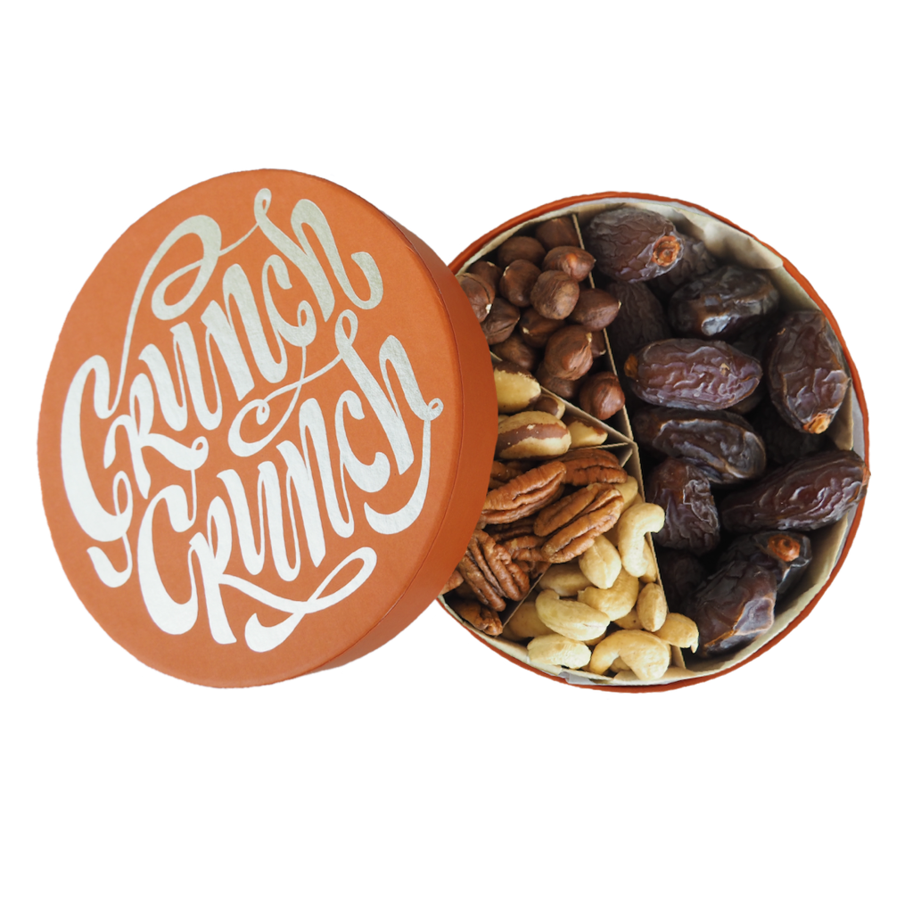 Большая оранжевая коробка орехов и фиников