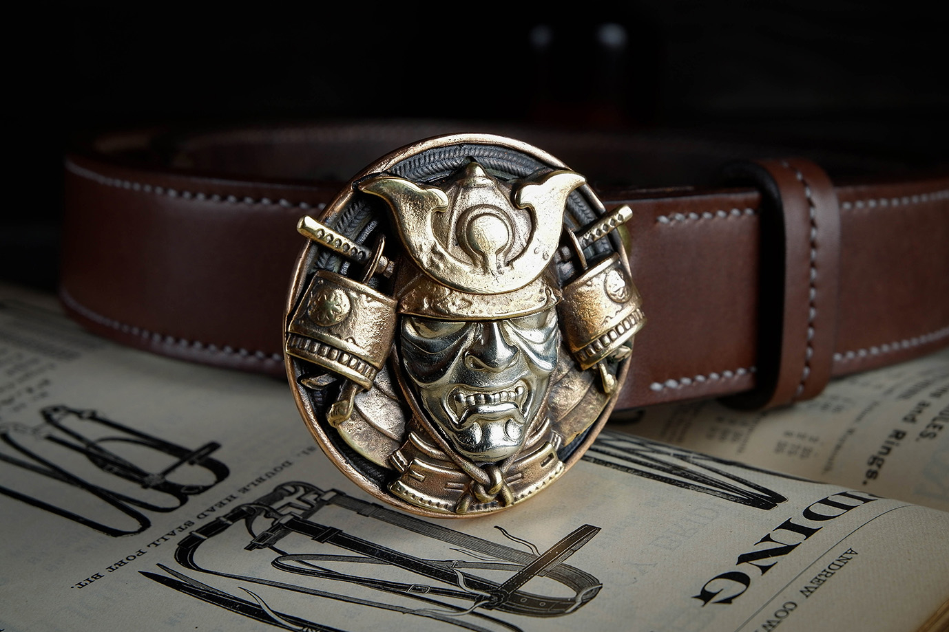 мужской ремень, кожаный ремень, для джинсов, коричневая кожа, толстый ремень, пряжка литая латунь, ширина 40 мм, 4 см, ручная работа, Grossone, водяной буйвол, надежная пряжка, японская кожа, ручная прошивка, брючный, джинсовый ремень, классический ремень, купить ремень, заказать ремень, ремень под заказ, ремень большой размер, авторские пряжки, необычные пряжки, пряжка самурай, пряжка из трех металлов, пряжка триметалл, разноцветная пряжка