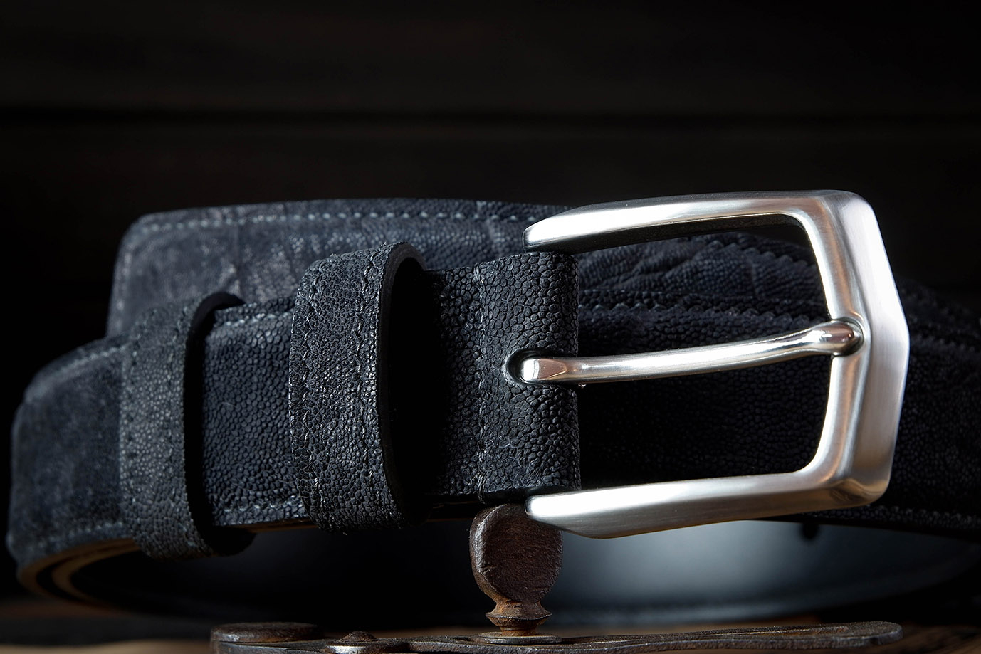 мужской ремень, кожаный ремень, для джинсов, для брюк, черная кожа, пряжка нержавеющая сталь,  ширина 40 мм, 4 см, ручная работа, Grossone, надежная пряжка, натуральная кожа, экзотическая кожа, необычная кожа, редкая кожа, ручная прошивка, брючный, джинсовый ремень, классический ремень, купить ремень, заказать ремень, ремень под заказ, ремень большой размер, кожа слона, необычный ремень