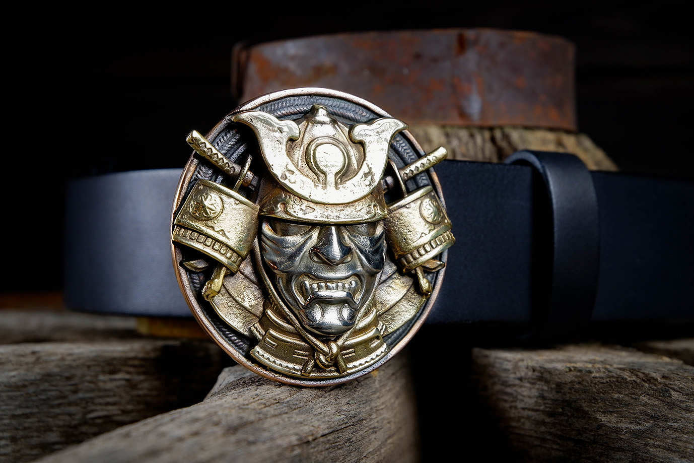 авторские пряжки, необычные пряжки, пряжка самурай, пряжка из трех металлов, пряжка триметалл, разноцветная пряжка, мужской ремень, кожаный ремень, для джинсов, черная кожа, толстый ремень, пряжка литая латунь, ширина 40 мм, 4 см, ручная работа, Grossone, водяной буйвол, надежная пряжка, японская кожа, ручная прошивка, брючный, джинсовый ремень, классический ремень, купить ремень, заказать ремень, ремень под заказ, ремень большой размер