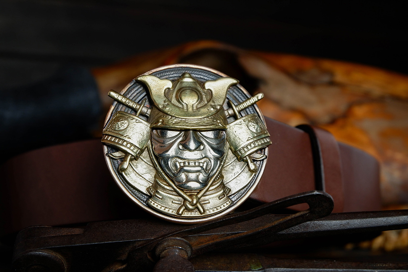 мужской ремень, кожаный ремень, для джинсов, коричневая кожа, толстый ремень, пряжка литая латунь, ширина 40 мм, 4 см, ручная работа, Grossone, водяной буйвол, надежная пряжка, японская кожа, ручная прошивка, брючный, джинсовый ремень, классический ремень, купить ремень, заказать ремень, ремень под заказ, ремень большой размер, авторские пряжки, необычные пряжки, пряжка самурай, пряжка из трех металлов, пряжка триметалл, разноцветная пряжка