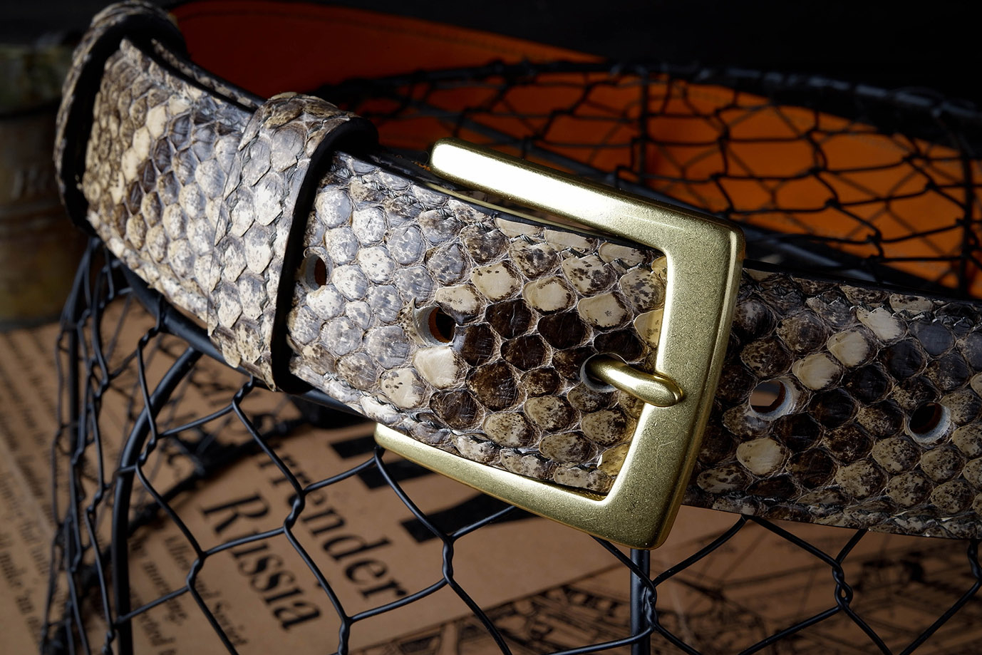 мужской ремень, женский ремень, кожаный ремень, для джинсов, для брюк, бежевая кожа, светло-коричневая, пряжка литая латунь,  ширина 40 мм, 4 см, ручная работа, Grossone, надежная пряжка, натуральная кожа, экзотическая кожа, необычная кожа, редкая кожа, ручная прошивка, брючный, джинсовый ремень, классический ремень, купить ремень, заказать ремень, ремень под заказ, ремень большой размер, кожа питона