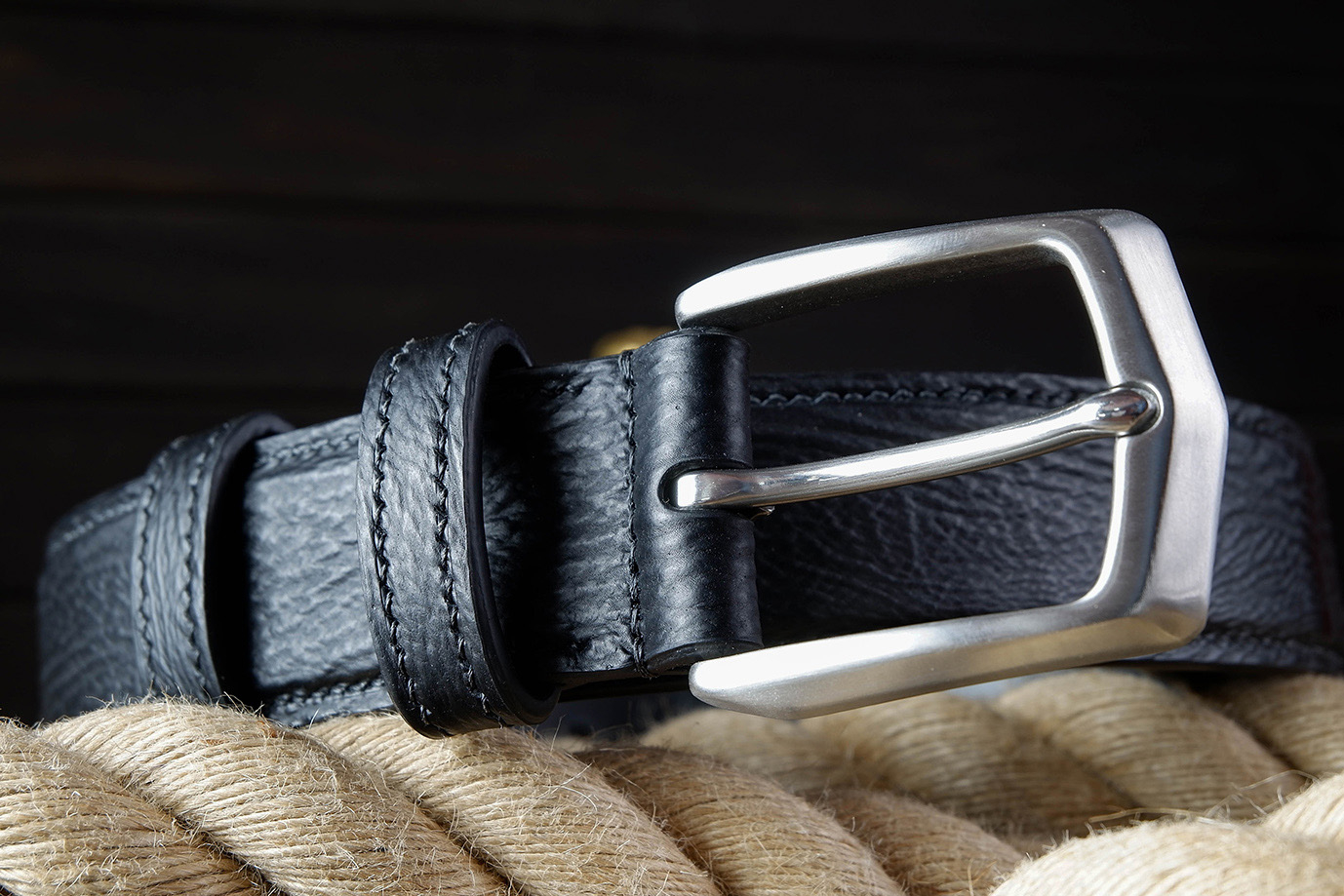 мужской ремень, кожаный ремень, для джинсов, для брюк, черная кожа, пряжка нержавеющая сталь,  ширина 40 мм, 4 см, ручная работа, Grossone, надежная пряжка, натуральная кожа, экзотическая кожа, необычная кожа, редкая кожа, ручная прошивка, брючный, джинсовый ремень, классический ремень, купить ремень, заказать ремень, ремень под заказ, ремень большой размер, кожа акулы, необычный ремень