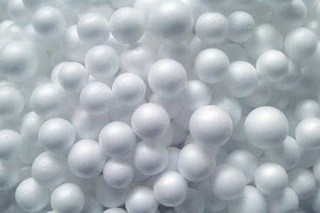 Белые пенопластовые шарики