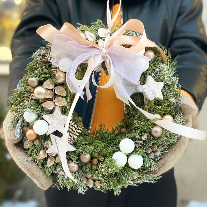 Новогодний венок из живой туи и новогодним декором