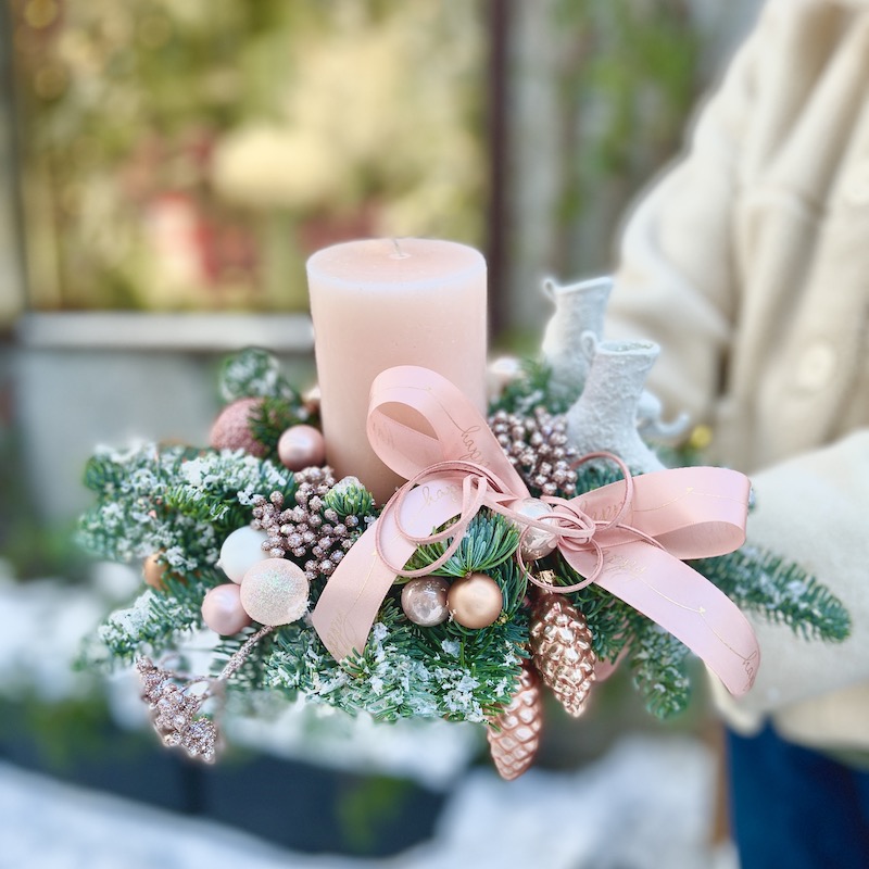 Новогодняя композиция с розовой свечой и живой пихтой