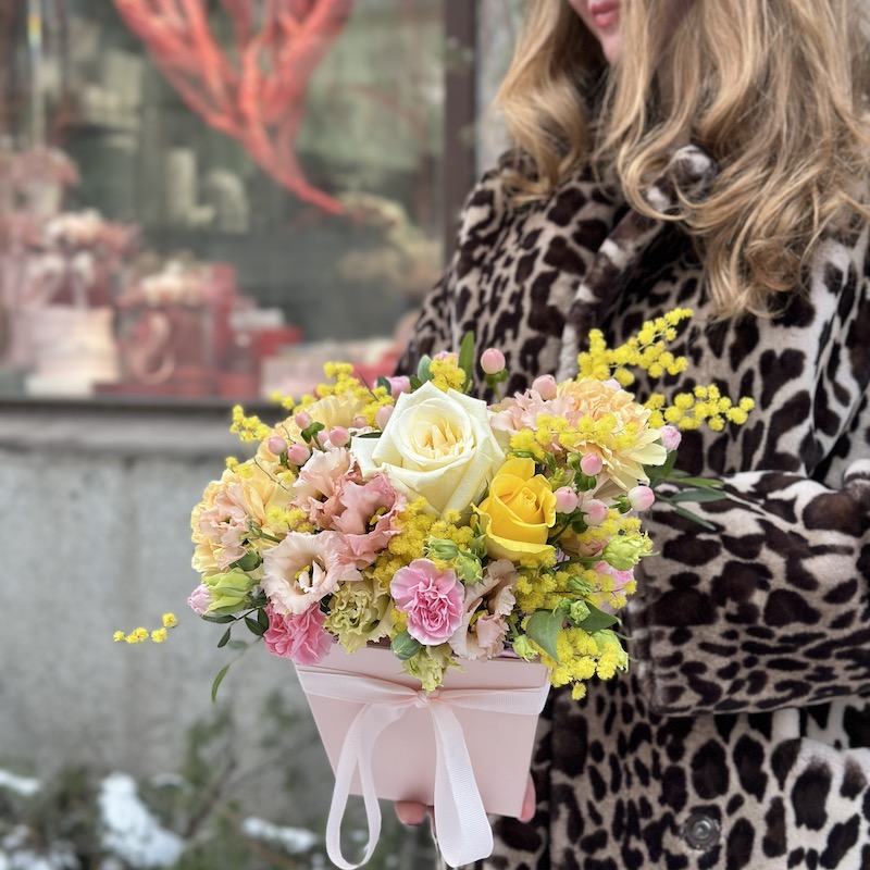 Коробка цветов с солнечной мимозой