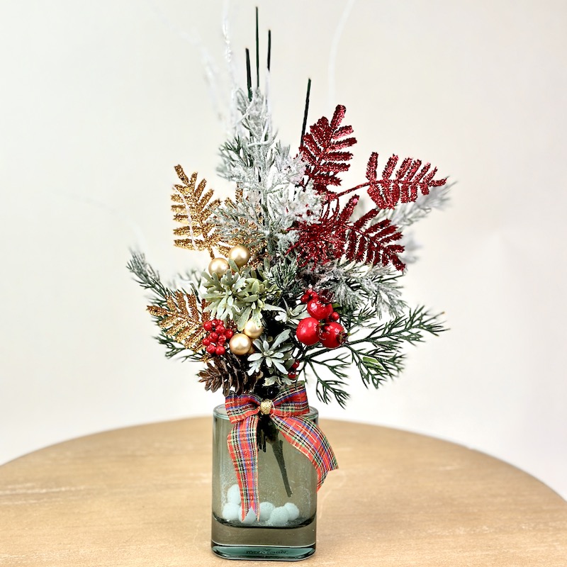 Новогодняя композиция в стеклянной вазочке