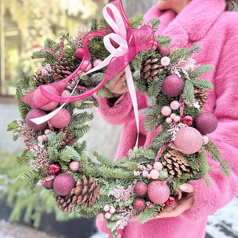 Новогодний венок из живой пихты Нобилис "Ягодное наслаждение"