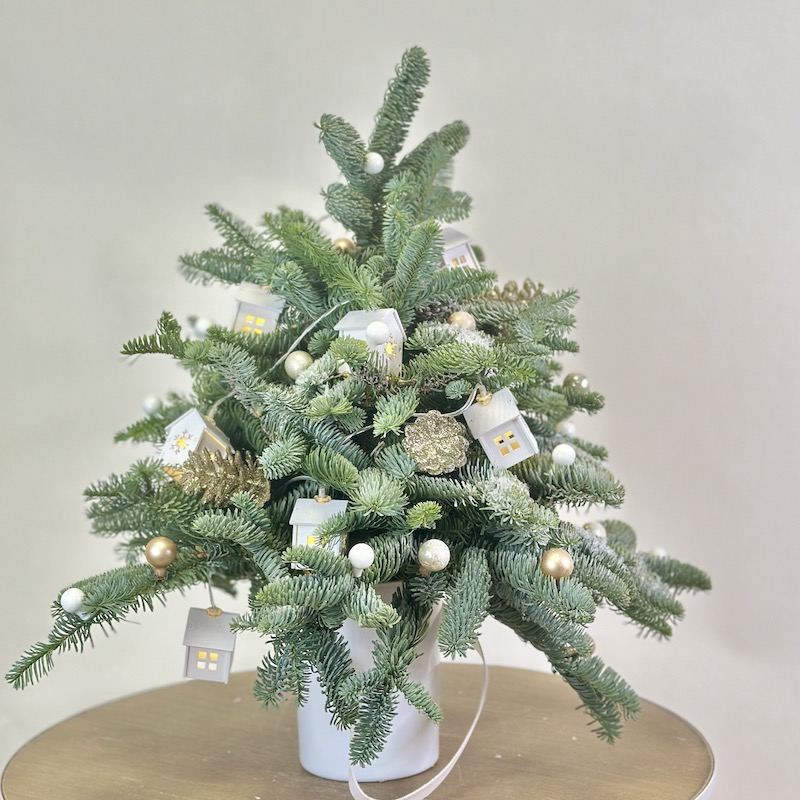 Новогодняя елочка из живых веток пихты Нобилис со светодиодной гирляндой "Домики"