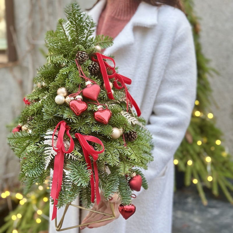 Новогодняя елочка из живых веток пихты Нобилис на золотой подставке