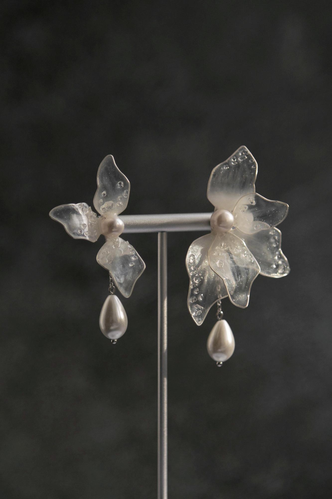 серьги с лепестками, серьги лепестки, свадебные серьги купить, серьги для невесты купить, модные серьги для невест 2024, стильные свадебные серьги купить, свадебная бижутерия