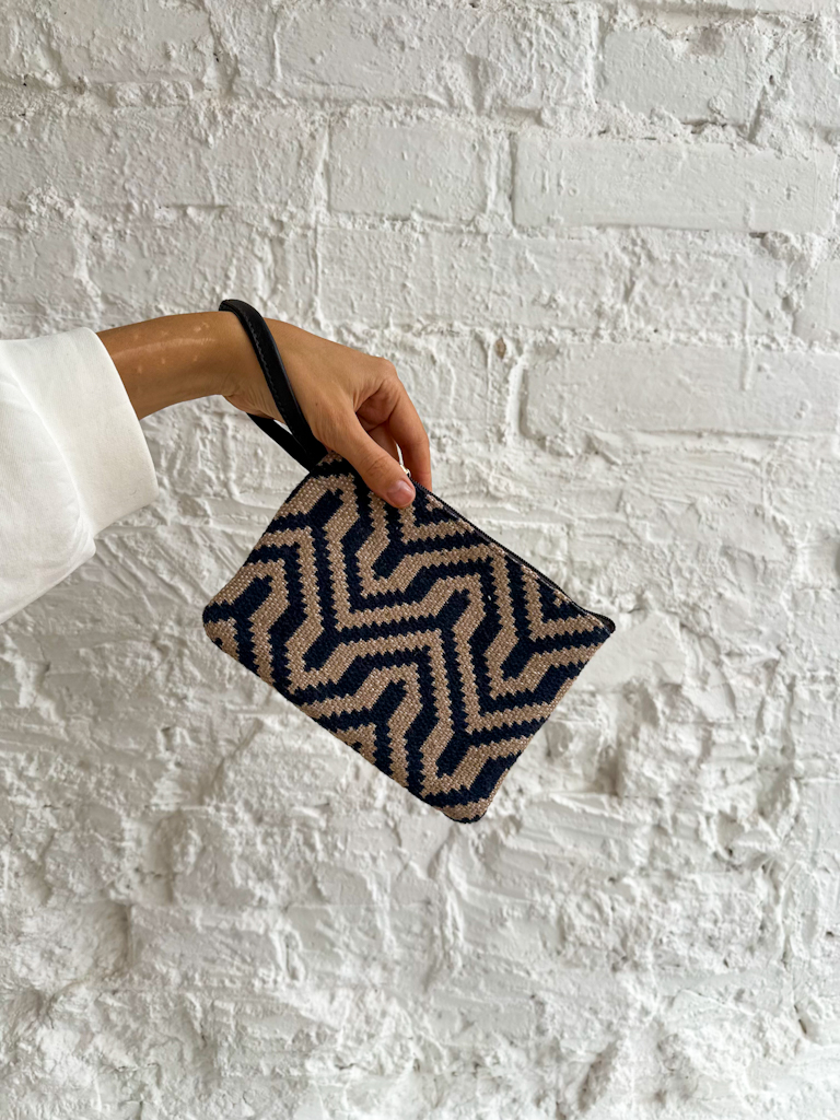 Тканый клатч на ремешке