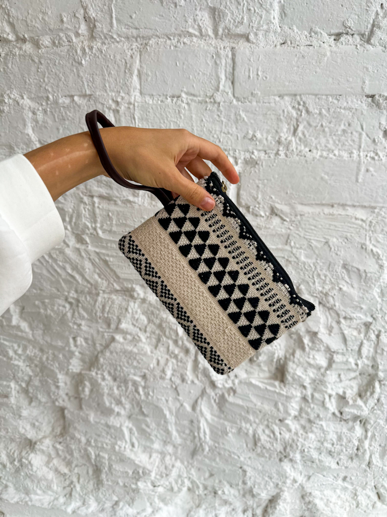 Тканый клатч на ремешке