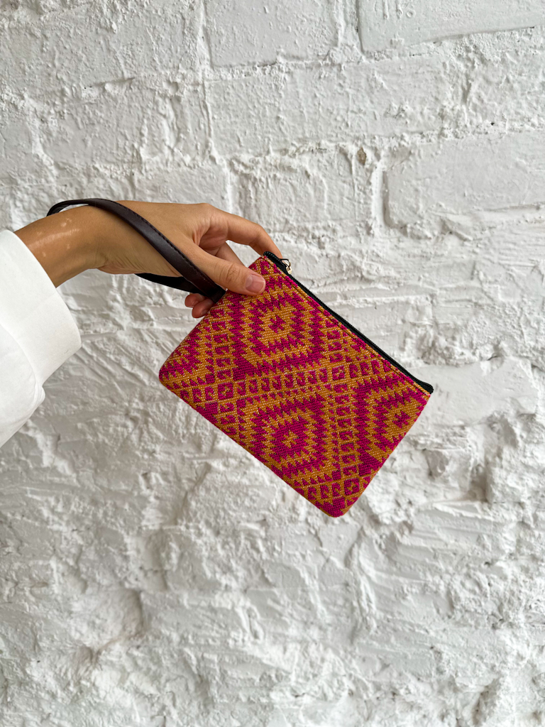 Тканый клатч на ремешке