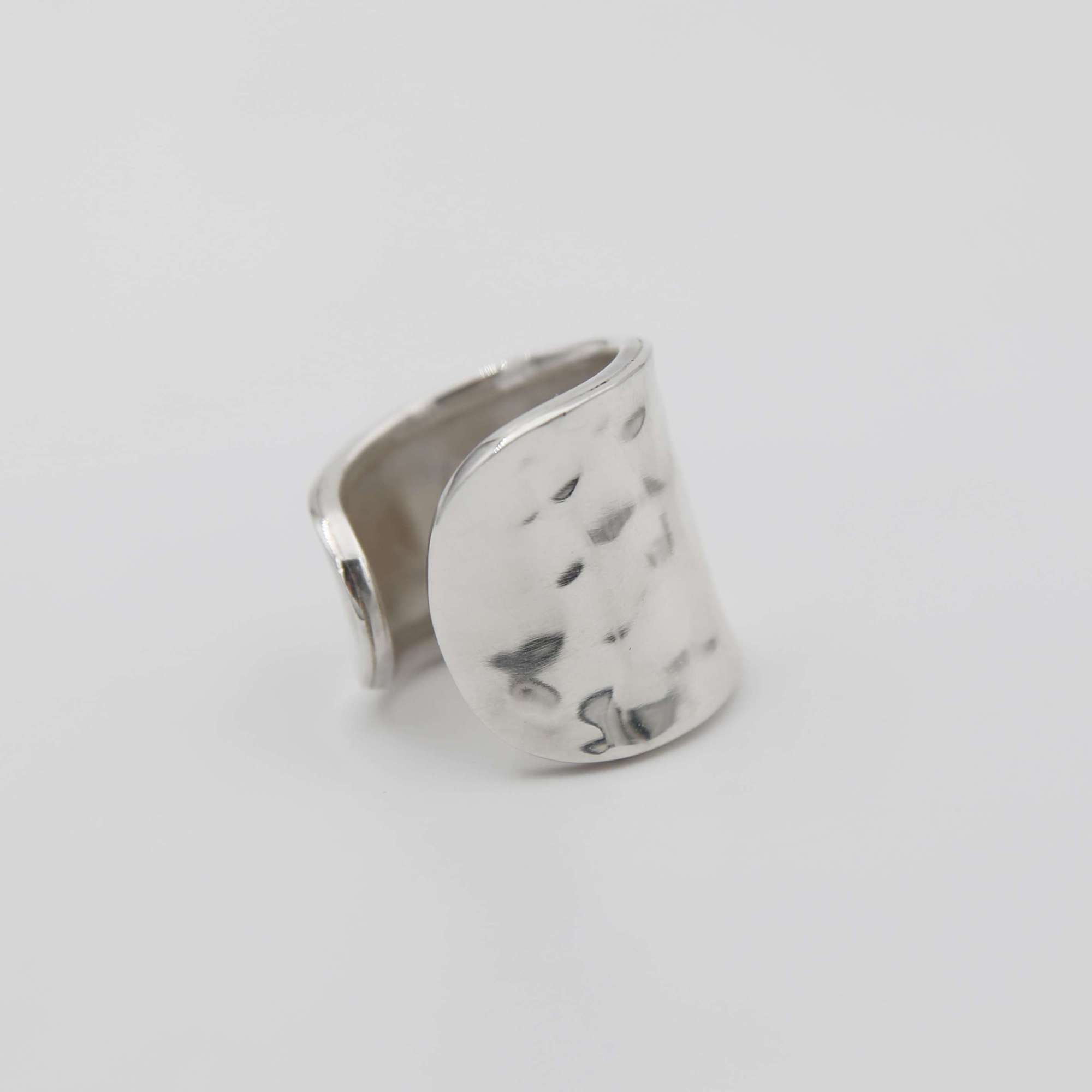 Широкое серебряное  чеканное кольцо 2P325
