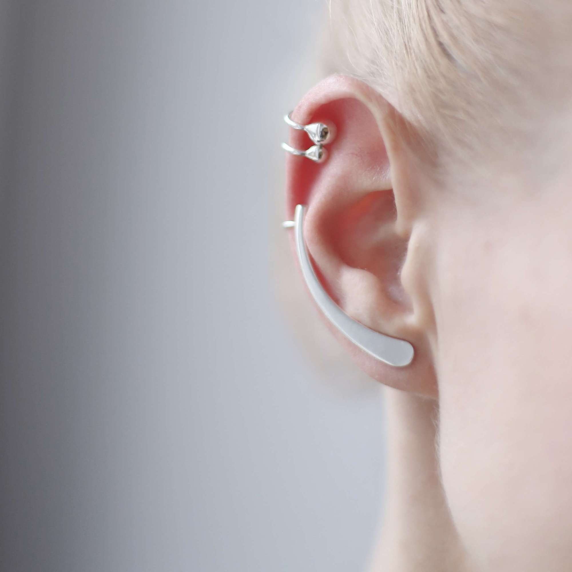 Серебряный кафф с двумя шариками 1P969