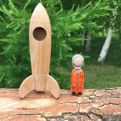 Поехали! Деревянная ракета с космонавтом СССР