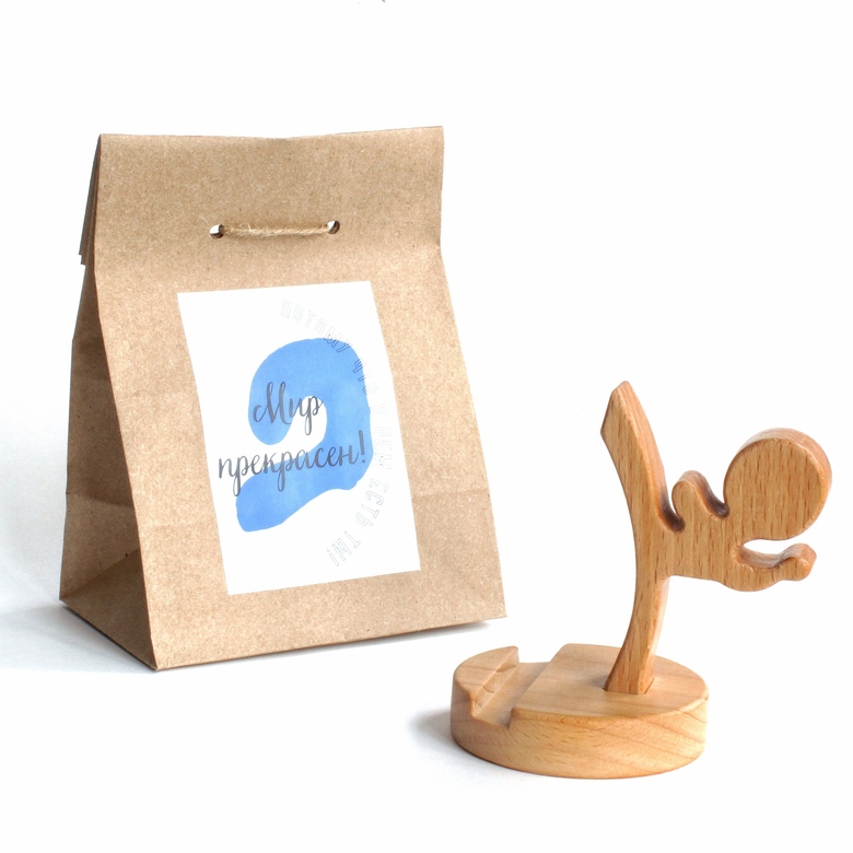 Подставка для телефона из натурального бука в подарочной упаковке Мир прекрасен! Потому что в нем есть ты!