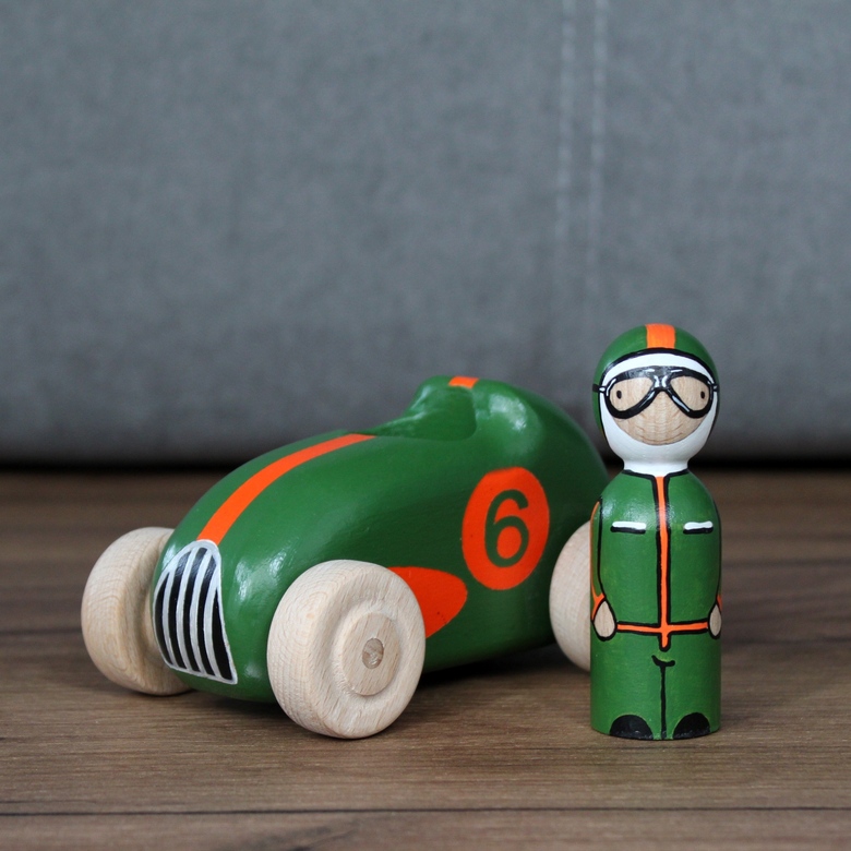 Зеленая с оранжевым гоночная машина с водителем (+можно добавить имя и номер)