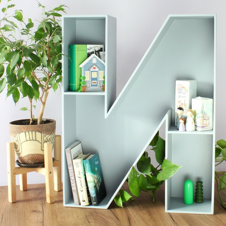 буква полка И, полка ЧИТАЙ, деревянные буквы полки, полки в детскую, полки в читальный зал, серая буква полка