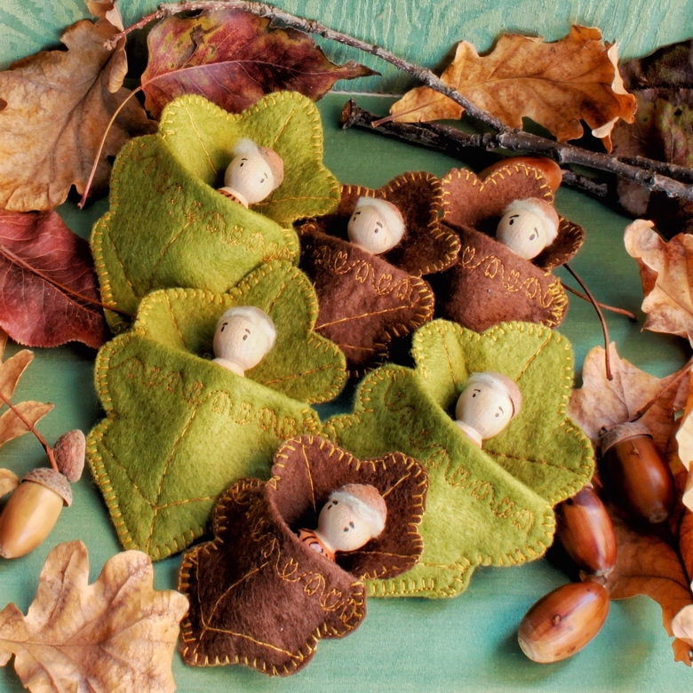 Деревянные лесные человечки-желуди в кроватках-листиках