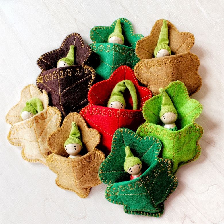 Деревянные лесные человечки-ростки в кроватках-листиках