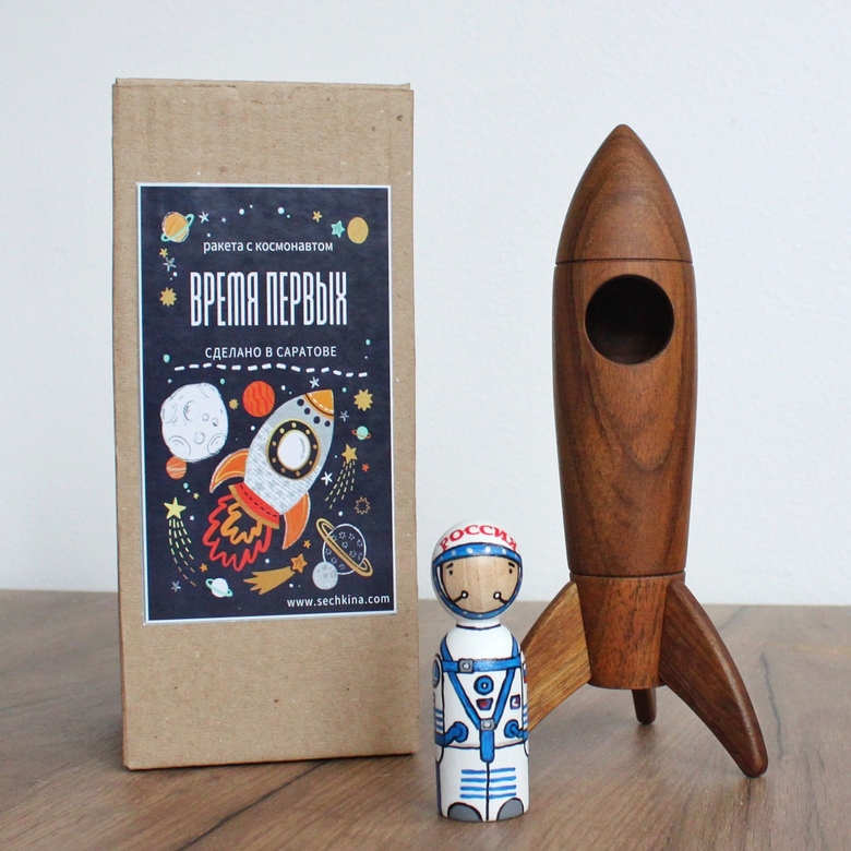 деревянная ракета с космонавтом, ракета игрушка с космонавтом, ракета с космонавтом подарок, время первых сувенир, купить сувенир ракета с космонавтом, космический подарок, подарок космос, ракета открывается с космонавтом, ракета матрешка, ракета Россия, ореховая ракета
