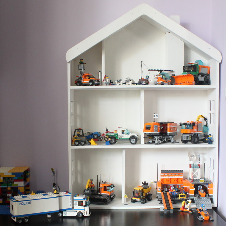 Деревянный домик, два этажа, с окнами и камином