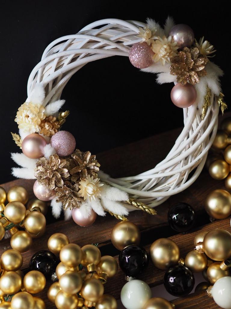 Новогодний венок из виноградной лозы с розовыми акцентами