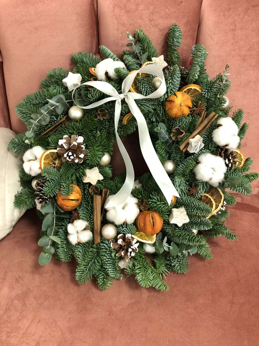 новогодний венок из живой елки шишками и хлопком