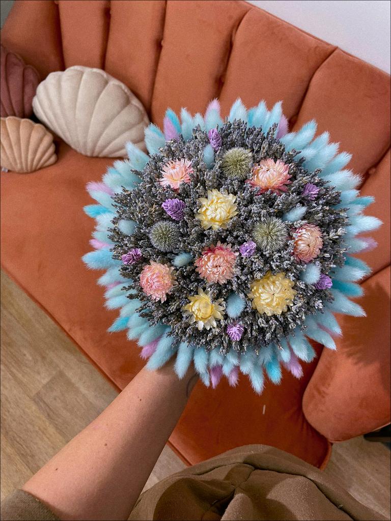 Букет с небесным лагурусом и мордовником