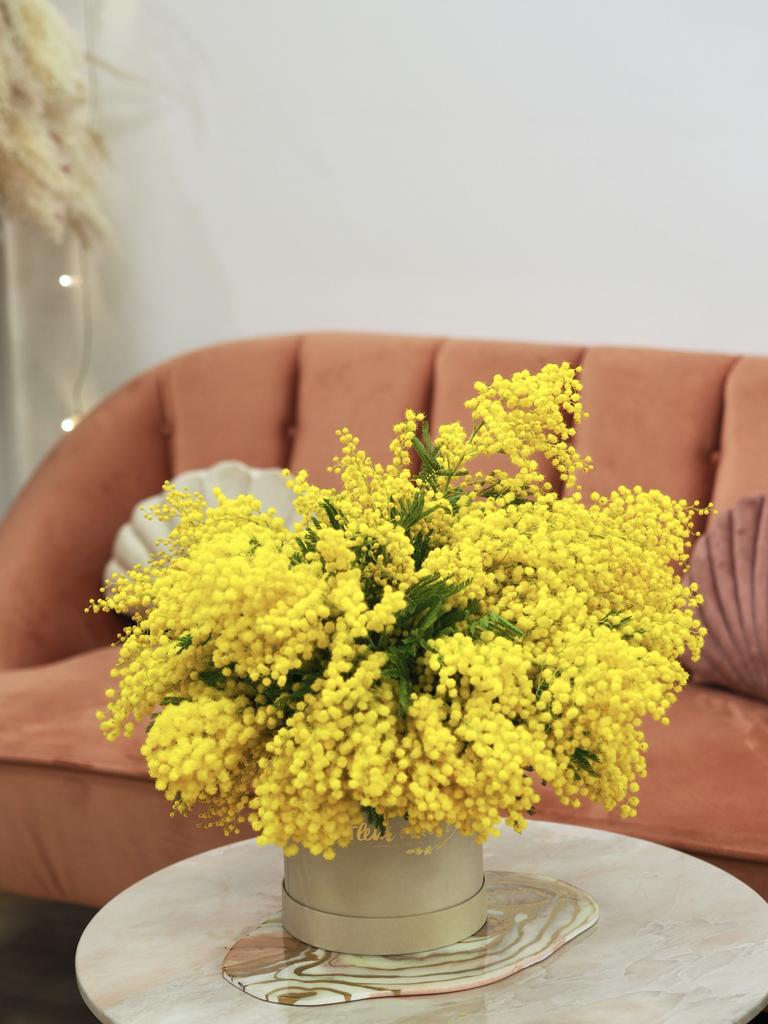 Шляпная коробка с мимозой