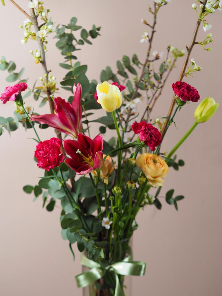 Интерьерный букет с цветущими ветками груши